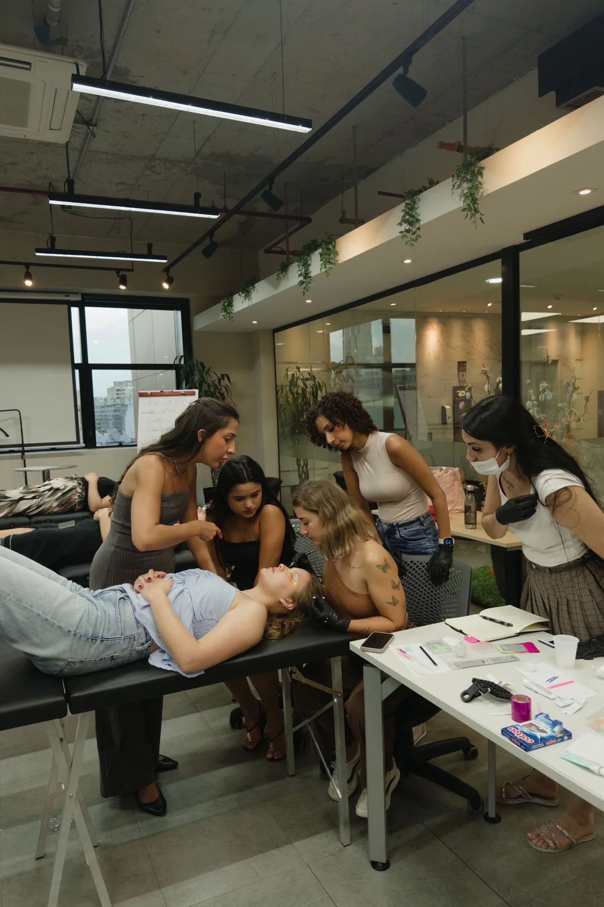 Carol Miranda acompanhando uma aluna durante a prática