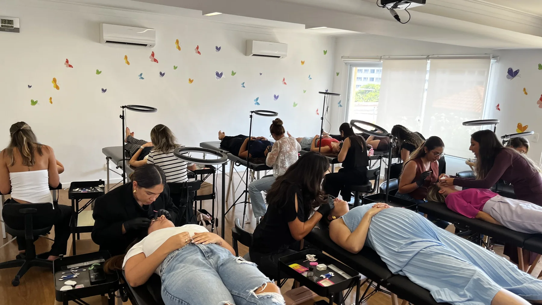 Turma praticando Lash Lifting em modelos